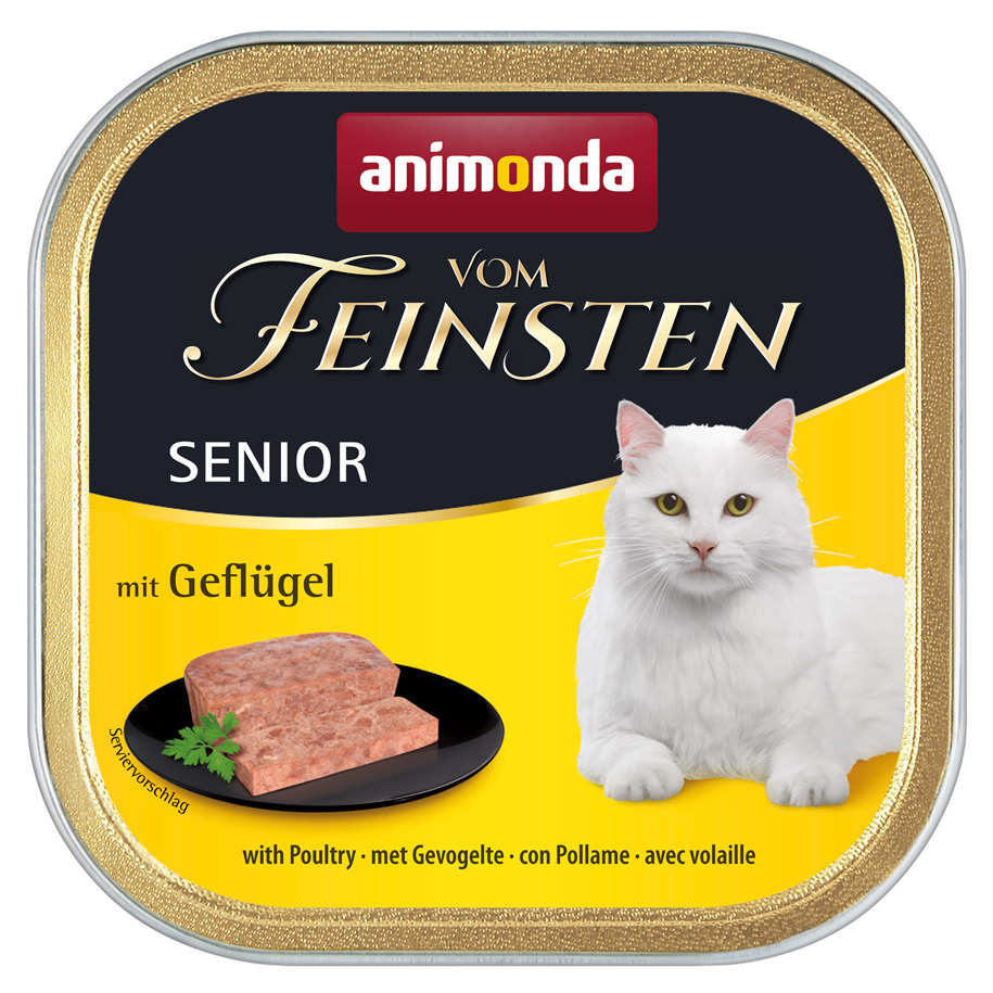 Senior mit Geflügel
